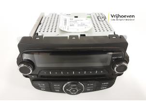 Używane Radioodtwarzacz CD Opel Adam 1.2 16V Cena € 50,00 Procedura marży oferowane przez Autodemontage Vrijhoeven B.V.