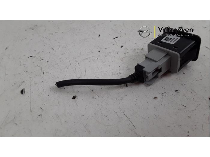 AUX / USB connection from a Opel Adam 1.2 16V 2016