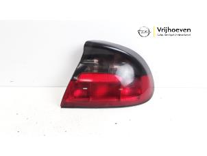 Używane Tylne swiatlo pozycyjne prawe Opel Tigra 1.4i 16V Cena € 35,00 Procedura marży oferowane przez Autodemontage Vrijhoeven B.V.
