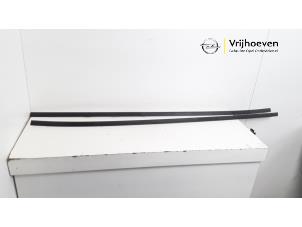 Usagé Kit rails de toit Opel Corsa E 1.6 OPC Turbo 16V Prix € 60,00 Règlement à la marge proposé par Autodemontage Vrijhoeven B.V.