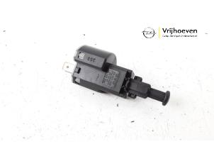 Used Brake light switch Opel Zafira (F75) 1.6 16V Price € 10,00 Margin scheme offered by Autodemontage Vrijhoeven B.V.