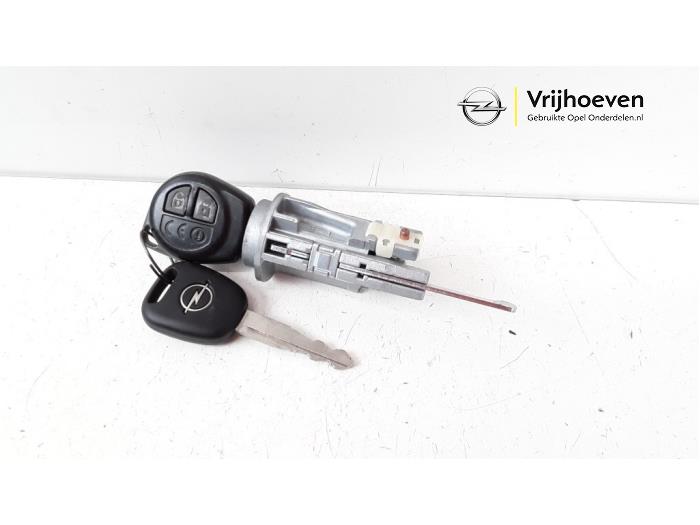 Cerradura de contacto y llave de un Opel Agila (B) 1.0 12V 2011
