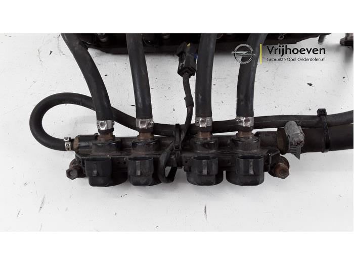 Intake manifold from a Opel Corsa C (F08/68) 1.2 16V Twin Port 2005