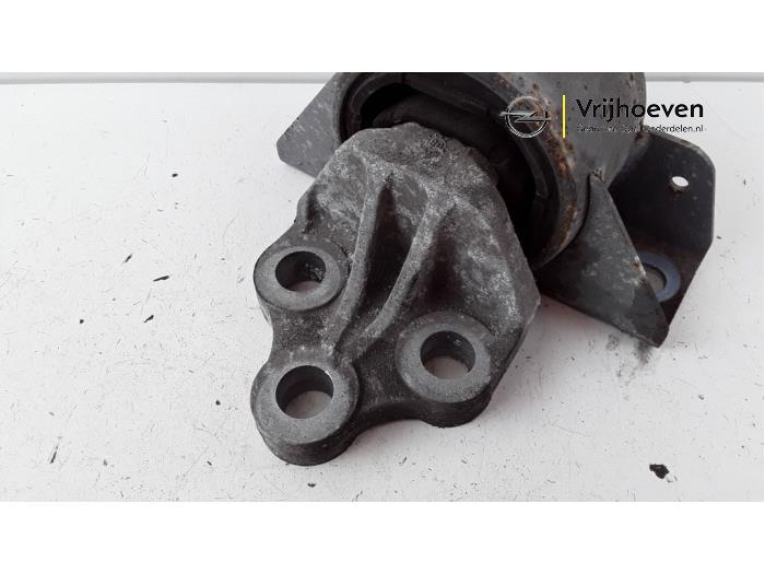 Engine mount from a Opel Corsa D 1.3 CDTi 16V Ecotec 2008
