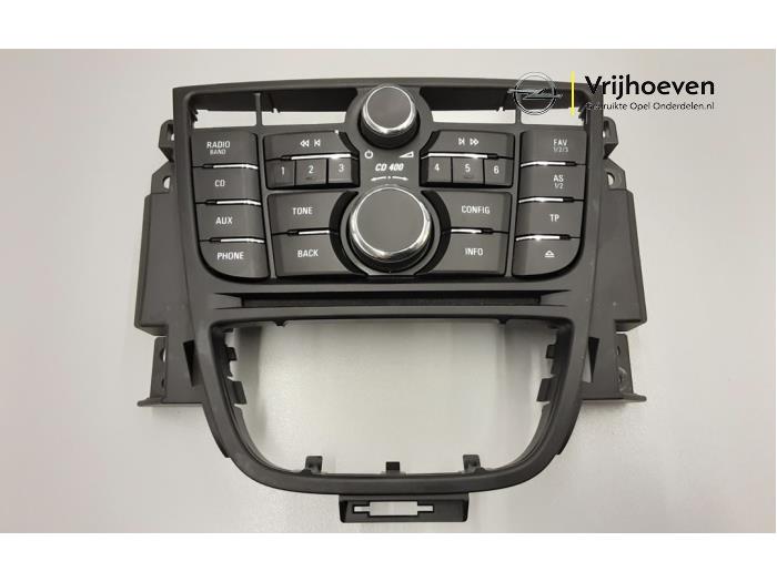 Używane Panel obslugi radia Opel Astra J Sports Tourer (PD8/PE8/PF8) 1.6 16V Cena € 40,00 Procedura marży oferowane przez Autodemontage Vrijhoeven B.V.