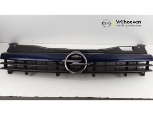 Używane Grill Opel Astra H (L48) 1.6 16V Twinport Cena € 100,00 Procedura marży oferowane przez Autodemontage Vrijhoeven B.V.