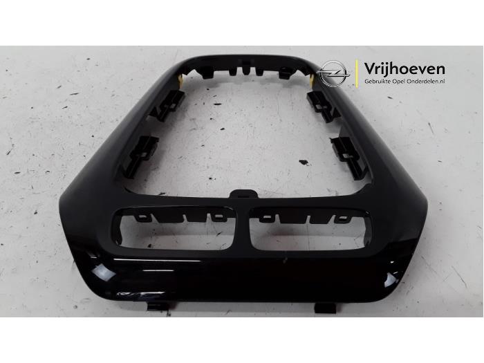 Middle console from a Opel Corsa F (UB/UH/UP) 1.2 12V 75 2020