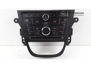 Usados Panel de control de radio Opel Mokka/Mokka X 1.4 Turbo 16V 4x2 Precio € 40,00 Norma de margen ofrecido por Autodemontage Vrijhoeven B.V.