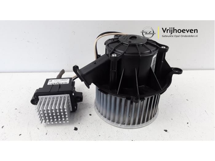 Heating and ventilation fan motor from a Opel Astra J Sports Tourer (PD8/PE8/PF8) 1.4 Turbo 16V 2011