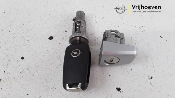 Gebrauchte Schlossset Opel Astra J Sports Tourer (PD8/PE8/PF8) 1.4 Turbo 16V Preis € 50,00 Margenregelung angeboten von Autodemontage Vrijhoeven B.V.