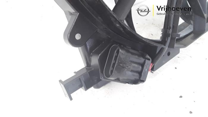 Cooling fan housing from a Opel Astra H (L48) 1.8 16V 2007