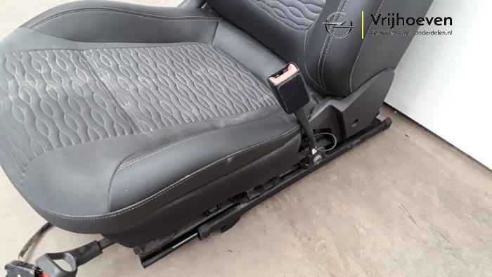 Seat, right from a Opel Zafira Tourer (P12) 2.0 CDTI 16V 165 Ecotec 2013