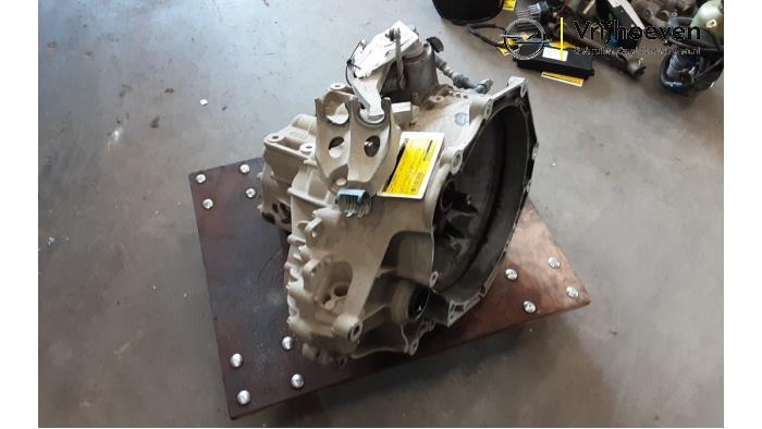 Usagé Boîte de vitesse Opel Corsa E 1.0 SIDI Turbo 12V Prix € 525,00 Règlement à la marge proposé par Autodemontage Vrijhoeven B.V.