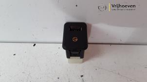 Gebrauchte AUX / USB-Anschluss Opel Adam 1.0 Ecotec 12V SIDI Turbo Preis € 10,00 Margenregelung angeboten von Autodemontage Vrijhoeven B.V.