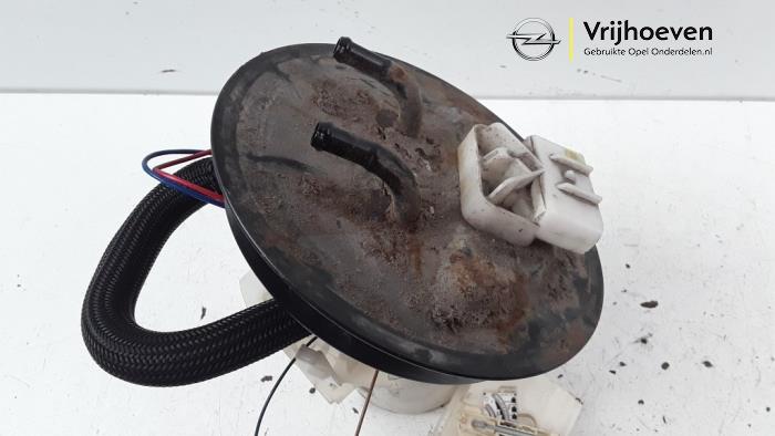 Electric fuel pump from a Opel Omega B (25/26/27) 2.2 16V 2001