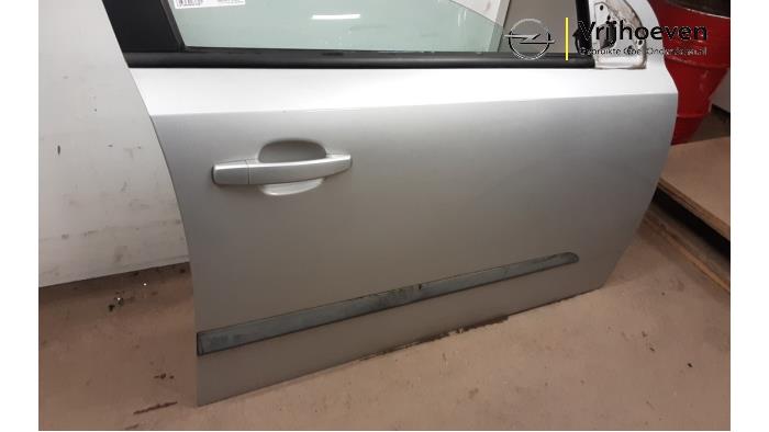 Front door 4-door, right from a Opel Astra H (L48) 1.6 16V Twinport 2004