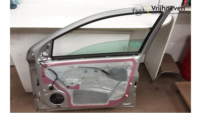 Front door 4-door, right from a Opel Astra H (L48) 1.6 16V Twinport 2004