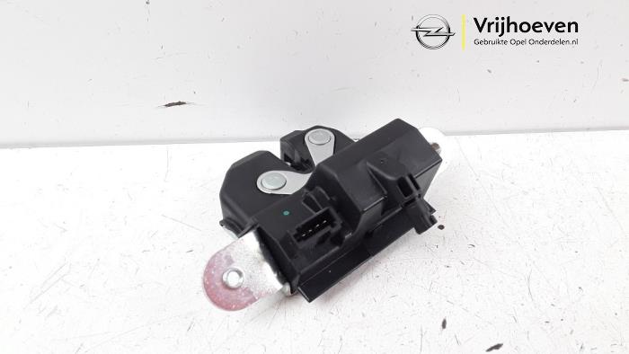 Tailgate lock mechanism from a Opel Astra K 1.4 Turbo 16V 2017