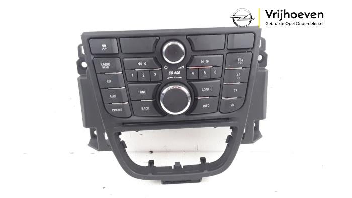 Radio control panel from a Opel Astra J (PC6/PD6/PE6/PF6) 1.6 16V 2011