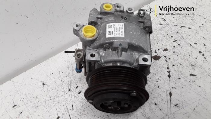Air conditioning pump from a Vauxhall Mokka/Mokka X 1.7 CDTI 16V 4x2 2014