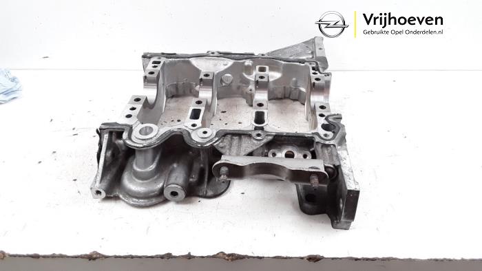 Zwischenplatte Motor van een Opel Astra K 1.0 SIDI Turbo 12V 2017