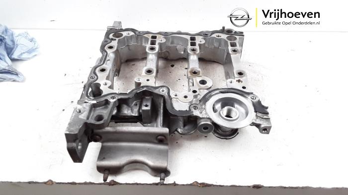 Zwischenplatte Motor van een Opel Astra K 1.0 SIDI Turbo 12V 2017