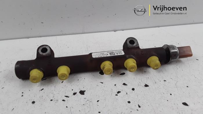 Fuel injector nozzle from a Opel Combo Cargo 1.6 CDTI 100 2019