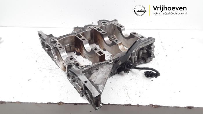 Zwischenplatte Motor van een Opel Astra K 1.0 SIDI Turbo 12V 2016