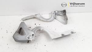 Używane Zawias pokrywy silnika Opel Combo 1.3 CDTI 16V ecoFlex Cena € 25,00 Procedura marży oferowane przez Autodemontage Vrijhoeven B.V.
