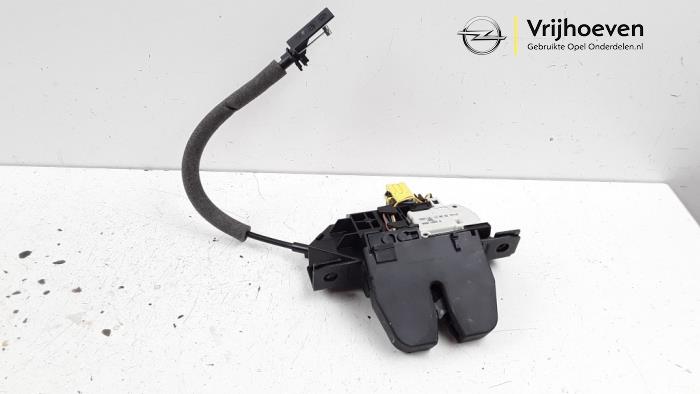 Tailgate lock mechanism from a Opel Vectra C GTS 1.8 16V 2002