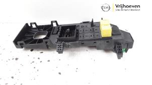 Usagé Porte fusible Opel Vectra C GTS 1.8 16V Prix € 30,00 Règlement à la marge proposé par Autodemontage Vrijhoeven B.V.