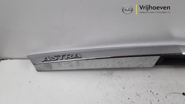 Marco embellecedor puerta detrás de un Opel Astra H (L48) 1.6 16V Twinport 2004