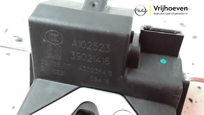 Tailgate lock mechanism from a Opel Astra K 1.0 Turbo 12V 2017
