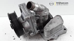 Usagé Pompe à eau Opel Astra K 1.4 Turbo 16V Prix € 100,00 Règlement à la marge proposé par Autodemontage Vrijhoeven B.V.