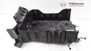 Usados Caja de batería Opel Adam 1.4 16V Precio € 20,00 Norma de margen ofrecido por Autodemontage Vrijhoeven B.V.