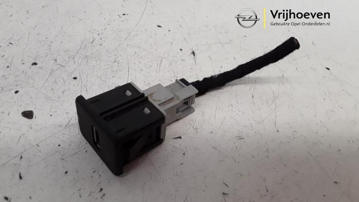 AUX / USB connection from a Opel Adam 1.2 16V 2014