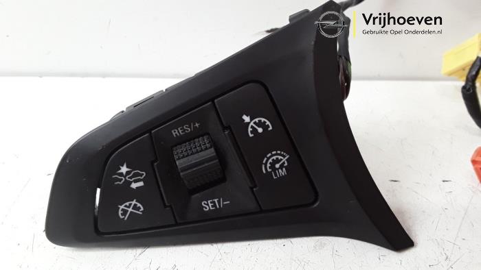 Mando de radio volante de un Opel Astra K 1.0 SIDI Turbo 12V 2016