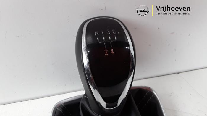 Schaltknauf van een Opel Astra K 1.0 SIDI Turbo 12V 2016