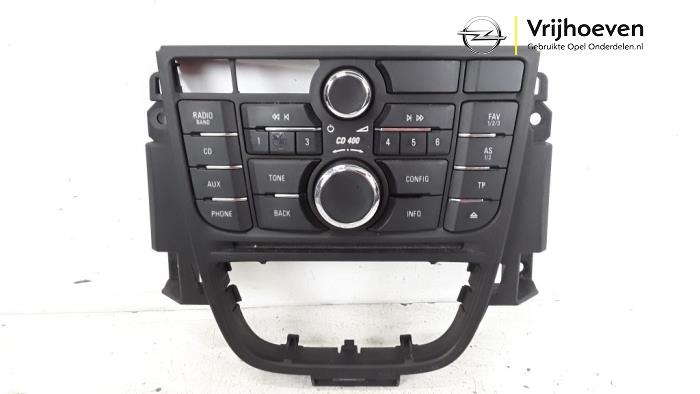 Radio control panel from a Opel Astra J (PC6/PD6/PE6/PF6) 1.4 Turbo 16V 2010