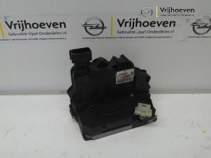 Używane Mechanizm blokady drzwi prawych przednich wersja 4-drzwiowa Opel Corsa D 1.2 16V ecoFLEX Bi-Fuel Cena € 30,00 Procedura marży oferowane przez Autodemontage Vrijhoeven B.V.