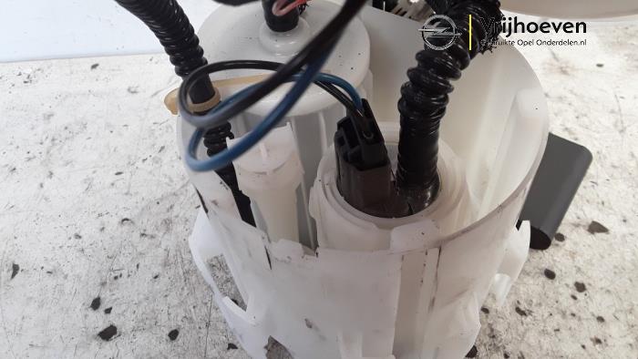 Electric fuel pump from a Opel Astra H GTC (L08) 1.6 16V Turbo 2007