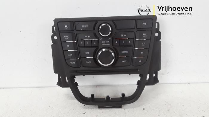 Radio control panel from a Opel Astra J (PC6/PD6/PE6/PF6) 2.0 CDTI 16V 165 Ecotec 2013