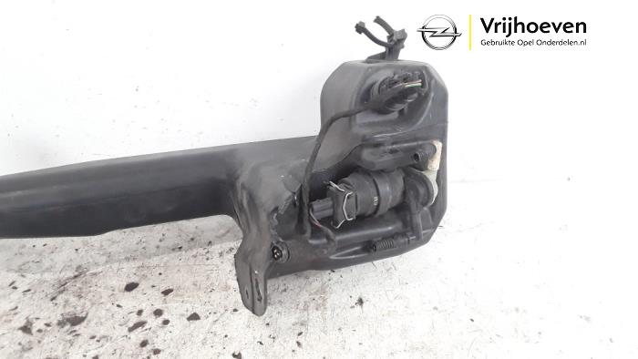 Front windscreen washer reservoir from a Opel Zafira (M75) 2.2 16V Direct Ecotec 2007