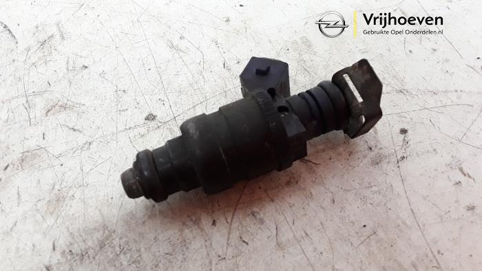 Injector (petrol injection) from a Opel Corsa C (F08/68) 1.8 16V GSi 2001