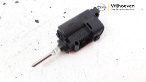 Used Tank flap lock motor Opel Astra H Twin Top (L67) 1.8 16V Price € 20,00 Margin scheme offered by Autodemontage Vrijhoeven B.V.