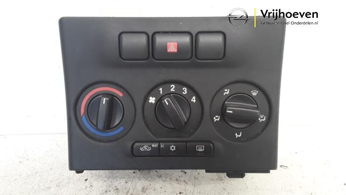 Heater control panel from a Opel Zafira (F75) 2.0 16V Turbo OPC 2002