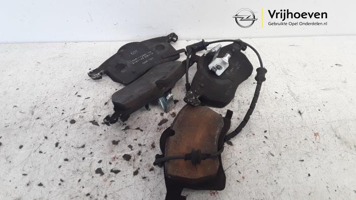 Begagnade Främre bromsbelägg Opel Zafira (F75) 2.0 16V Turbo OPC Pris € 15,00 Marginaltabell erbjuds av Autodemontage Vrijhoeven B.V.