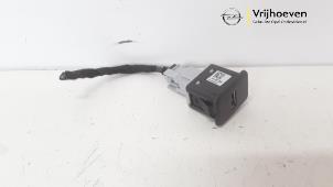 Gebrauchte AUX / USB-Anschluss Opel Corsa E 1.4 16V Preis € 10,00 Margenregelung angeboten von Autodemontage Vrijhoeven B.V.