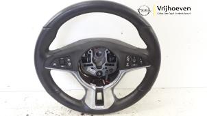 Używane Kierownica Opel Adam 1.2 16V Cena € 75,00 Procedura marży oferowane przez Autodemontage Vrijhoeven B.V.