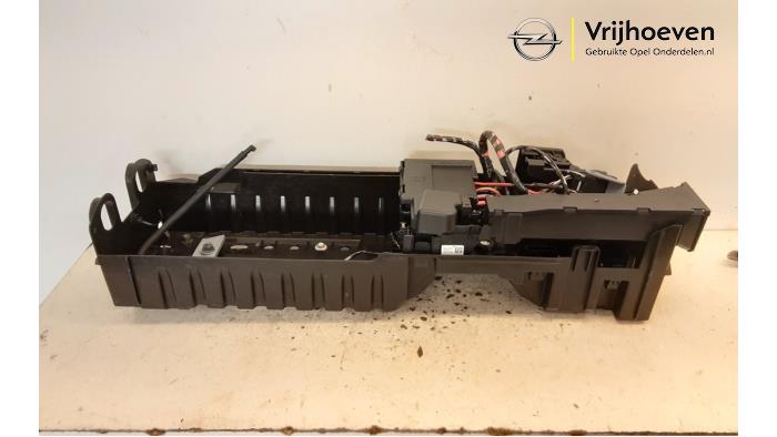 Begagnade Batterilåda Opel Astra K 1.0 Turbo 12V Pris € 30,00 Marginaltabell erbjuds av Autodemontage Vrijhoeven B.V.